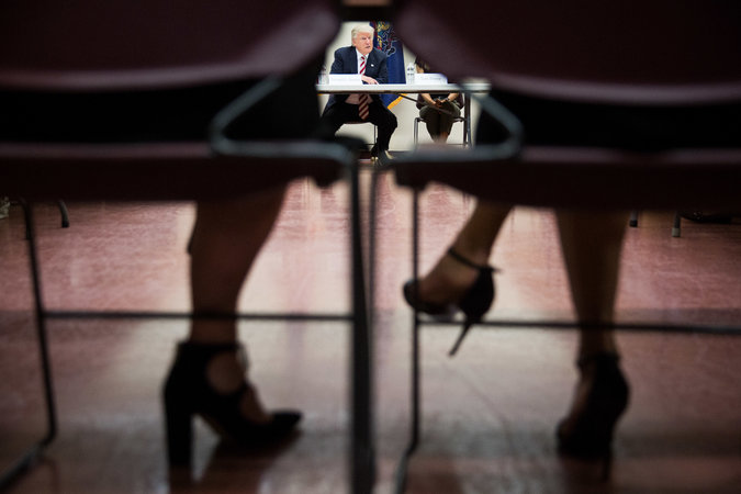 Hai bức ảnh kỳ lạ về hành trình đến Nhà Trắng của Donald Trump - Ảnh 17.