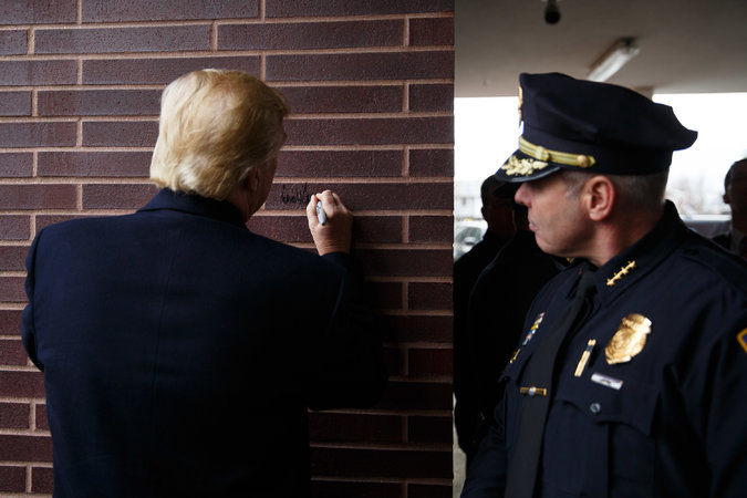 Hai bức ảnh kỳ lạ về hành trình đến Nhà Trắng của Donald Trump - Ảnh 18.