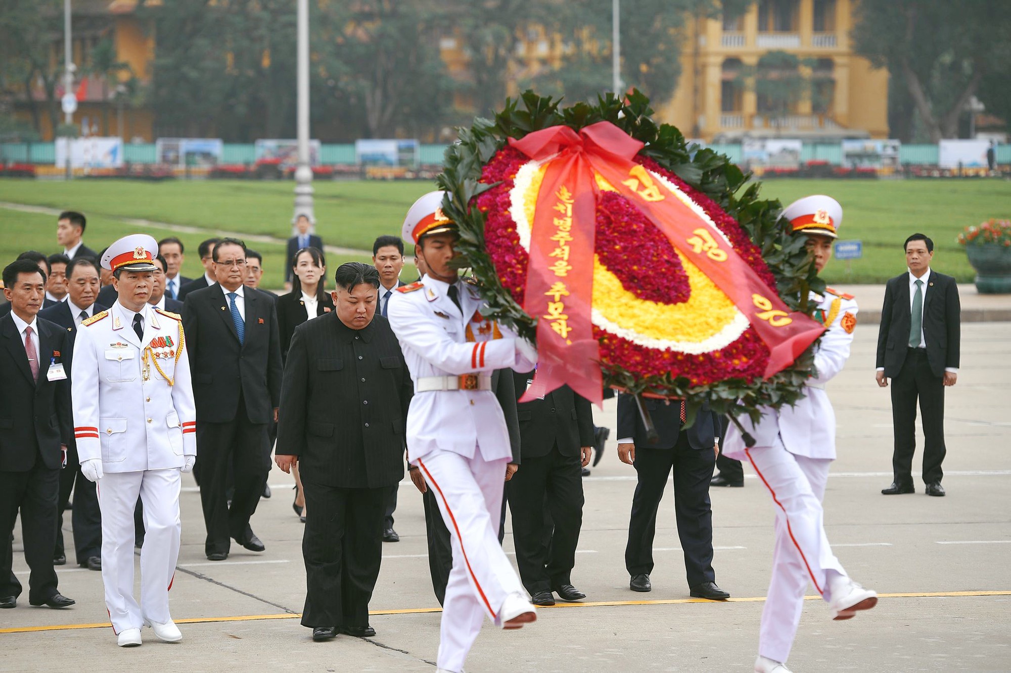 [PHOTO ESSAY] Những khoảnh khắc lịch sử trong chuyến công du Việt Nam đầu tiên của Chủ tịch Kim Jong-un - Ảnh 27.