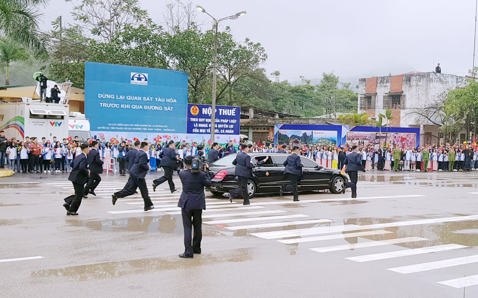 [PHOTO ESSAY] Những khoảnh khắc lịch sử trong chuyến công du Việt Nam đầu tiên của Chủ tịch Kim Jong-un - Ảnh 9.