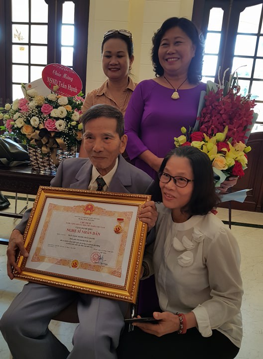 Nghệ sĩ Trần Hạnh được Thủ tướng Nguyễn Xuân Phúc ôm, trao tặng danh hiệu NSND - Ảnh 1.
