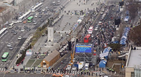 [ẢNH] Dịch COVID-19 diễn biến phức tạp, hàng ngàn người dân tại Seoul vẫn tuần hành bất chấp lệnh cấm tụ tập - Ảnh 1.