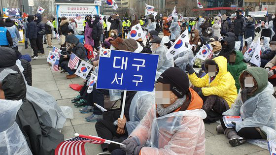 [ẢNH] Dịch COVID-19 diễn biến phức tạp, hàng ngàn người dân tại Seoul vẫn tuần hành bất chấp lệnh cấm tụ tập - Ảnh 3.
