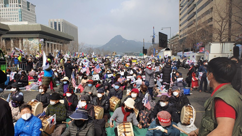[ẢNH] Dịch COVID-19 diễn biến phức tạp, hàng ngàn người dân tại Seoul vẫn tuần hành bất chấp lệnh cấm tụ tập - Ảnh 2.