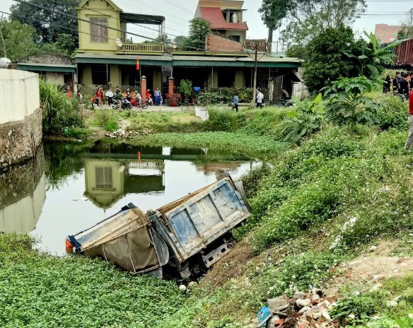 Xe tải bị tàu đâm văng xuống hồ nước, tài xế bị đoàn tàu kéo lê hàng chục mét - Ảnh 2.