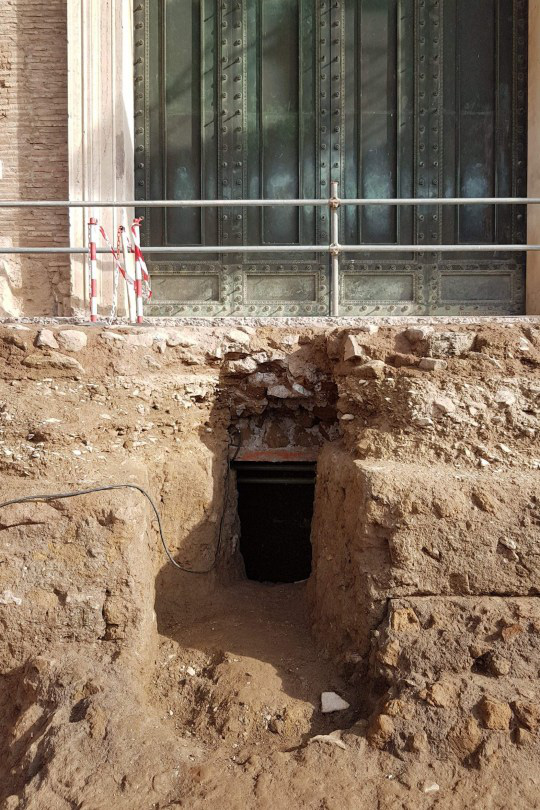 Phát hiện mộ cổ của vị vua đầu tiên của đế chế La Mã: Người lớn lên bằng sữa của sói hoang - Ảnh 3.