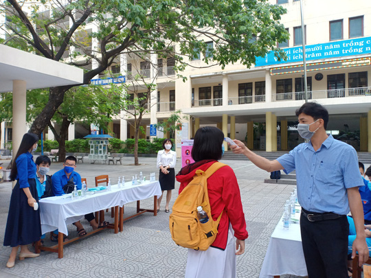 [Ảnh] Học sinh lớp 12 ở Đà Nẵng quay lại trường học sau kỳ nghỉ dài phòng dịch Covid-19 - Ảnh 5.