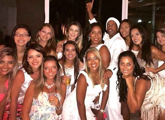 Trong nhà tù Paraguay, Ronaldinho vẫn có rượu ngon và mỹ nhân vào ngày sinh nhật? - Ảnh 3.