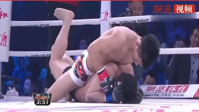 Đổ máu sau 5 giây, võ sĩ Trung Quốc “lật kèo” khó tin, dùng đòn siết cổ hạ đấu sĩ Nhật Bản - Ảnh 3.