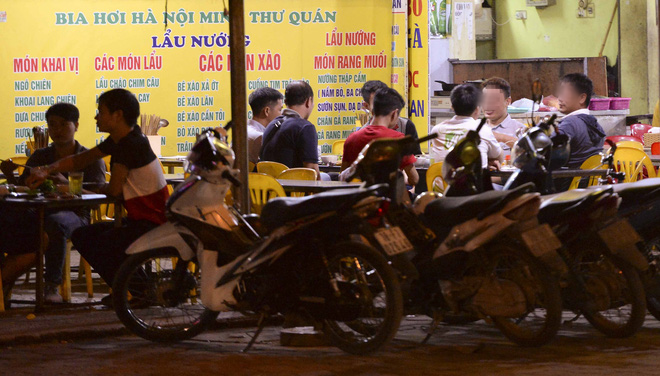 Bất chấp yêu cầu đóng cửa, nhiều quán cà phê, bia hơi ở Hà Nội vẫn hoạt động - Ảnh 8.
