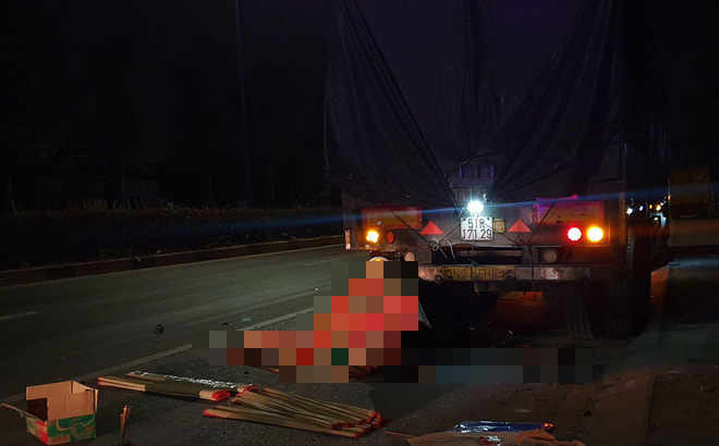 Xe máy cắm chặt vào đuôi xe container trong đêm, 2 thanh niên tử vong - Ảnh 1.