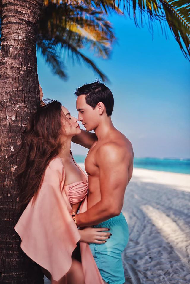 Hồ Ngọc Hà và Kim Lý tình tứ trên bãi biển - Ảnh 4.