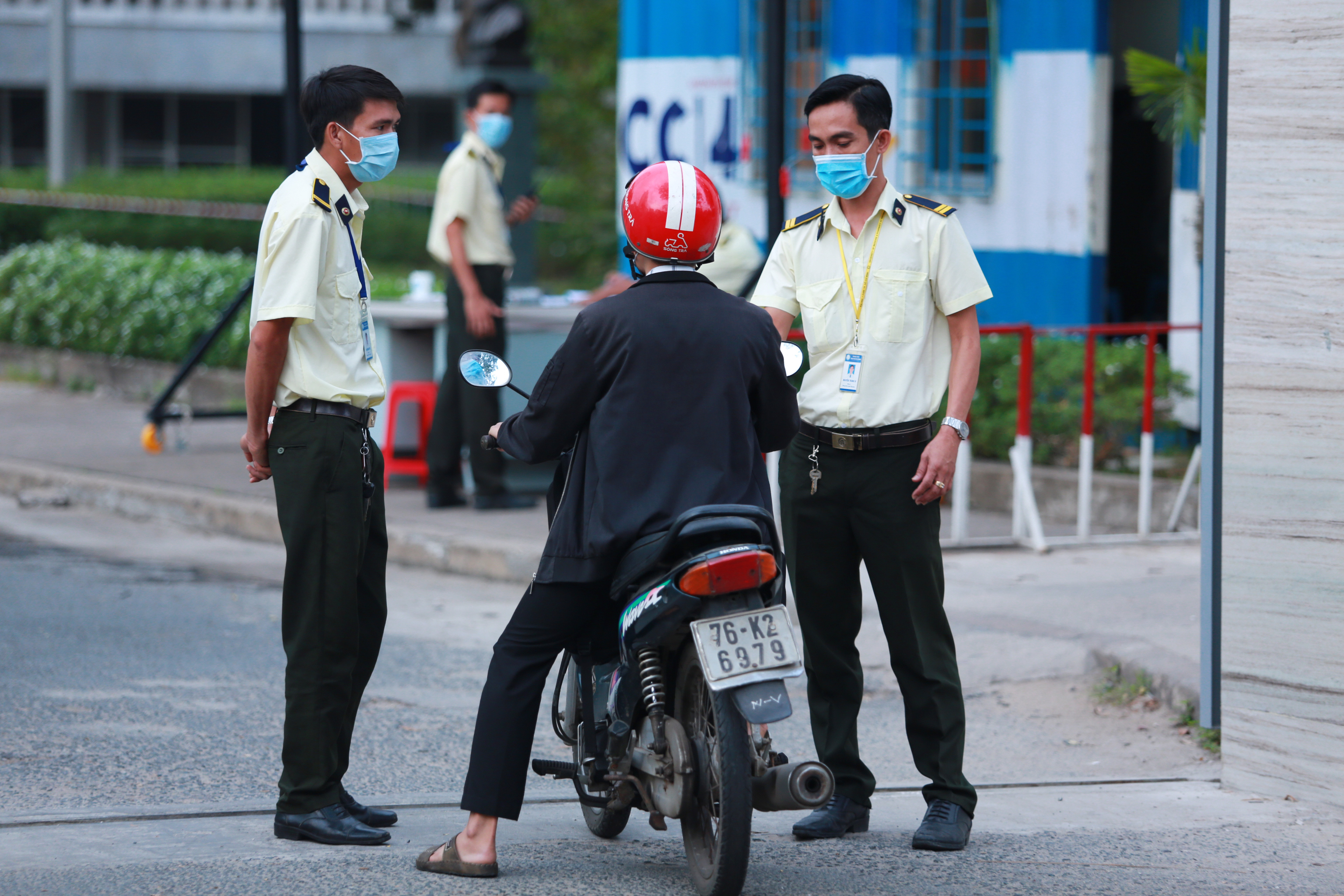 Trường ĐH duy nhất tại TP.HCM trở lại học tập, sinh viên bịt khẩu trang kín mít, kiểm tra nghiêm ngặt khi vào trường - Ảnh 16.