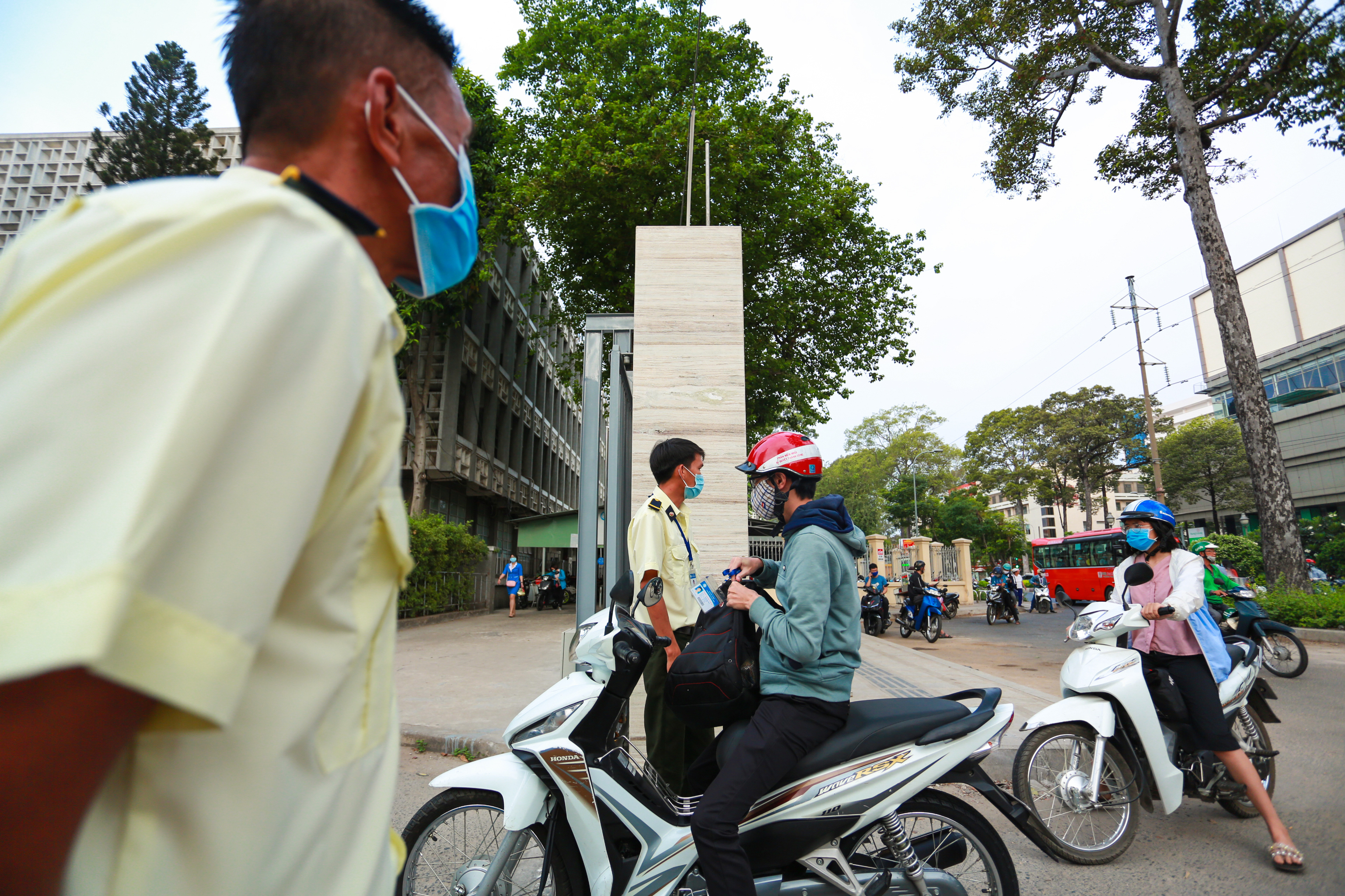 Trường ĐH duy nhất tại TP.HCM trở lại học tập, sinh viên bịt khẩu trang kín mít, kiểm tra nghiêm ngặt khi vào trường - Ảnh 9.