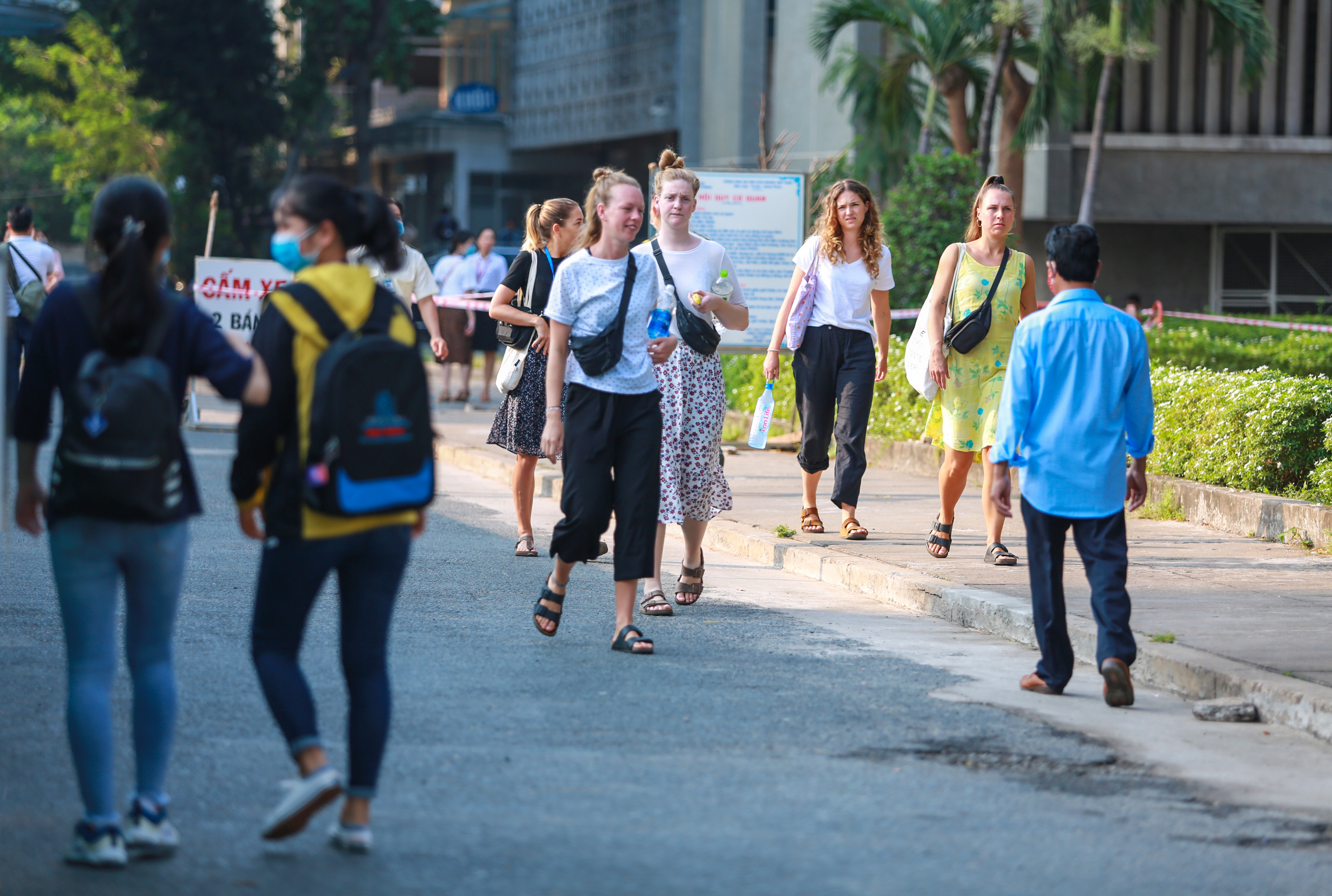 Trường ĐH duy nhất tại TP.HCM trở lại học tập, sinh viên bịt khẩu trang kín mít, kiểm tra nghiêm ngặt khi vào trường - Ảnh 14.