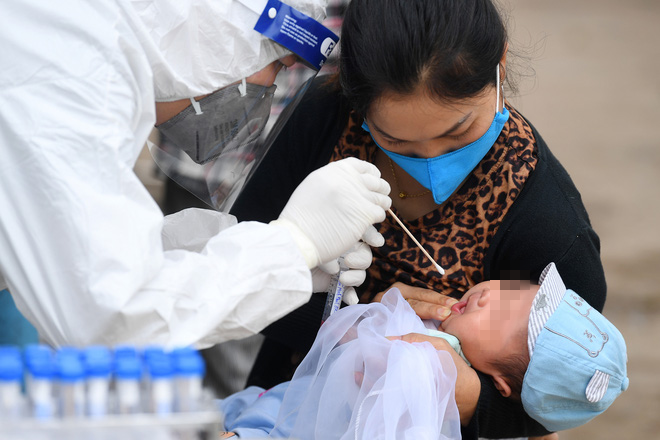 Hơn 100 nhân viên y tế tiếp tục lấy mẫu bệnh phẩm xét nghiệm cho hơn 2.000 dân tại Hạ Lôi - Ảnh 5.