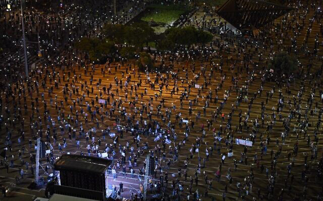 Cuộc biểu tình độc nhất vô nhị ở Israel: Tập trung hàng ngàn người nhưng vẫn không quên giãn cách xã hội - Ảnh 4.