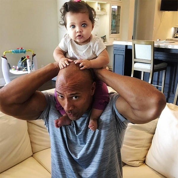 The Rock: Gã khổng lồ Hollywood và những khoảnh khắc nhỏ bé ngỡ ngàng trước vợ con - Ảnh 10.
