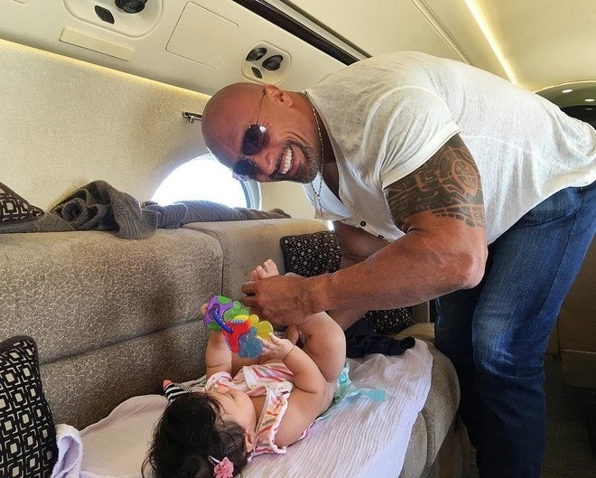 The Rock: Gã khổng lồ Hollywood và những khoảnh khắc nhỏ bé ngỡ ngàng trước vợ con - Ảnh 11.