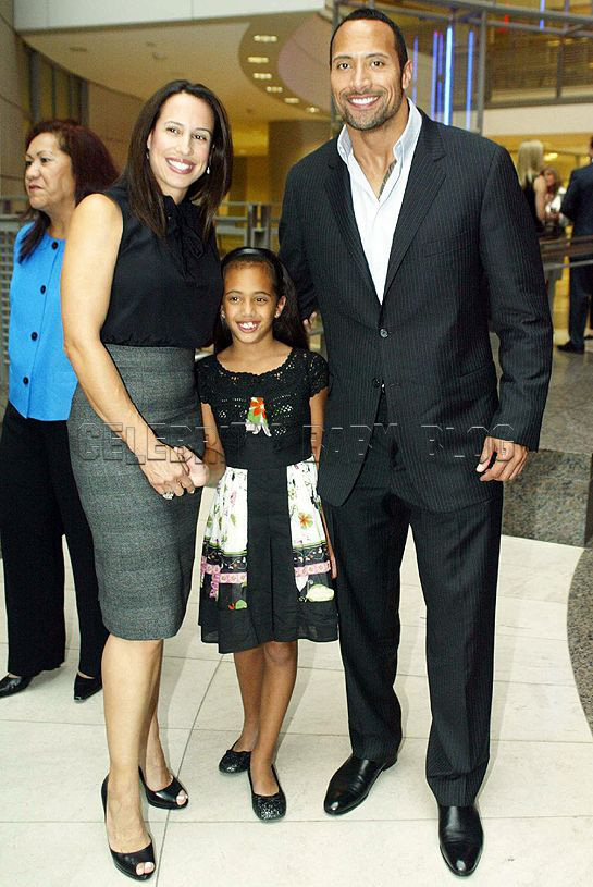 The Rock: Gã khổng lồ Hollywood và những khoảnh khắc nhỏ bé ngỡ ngàng trước vợ con - Ảnh 2.