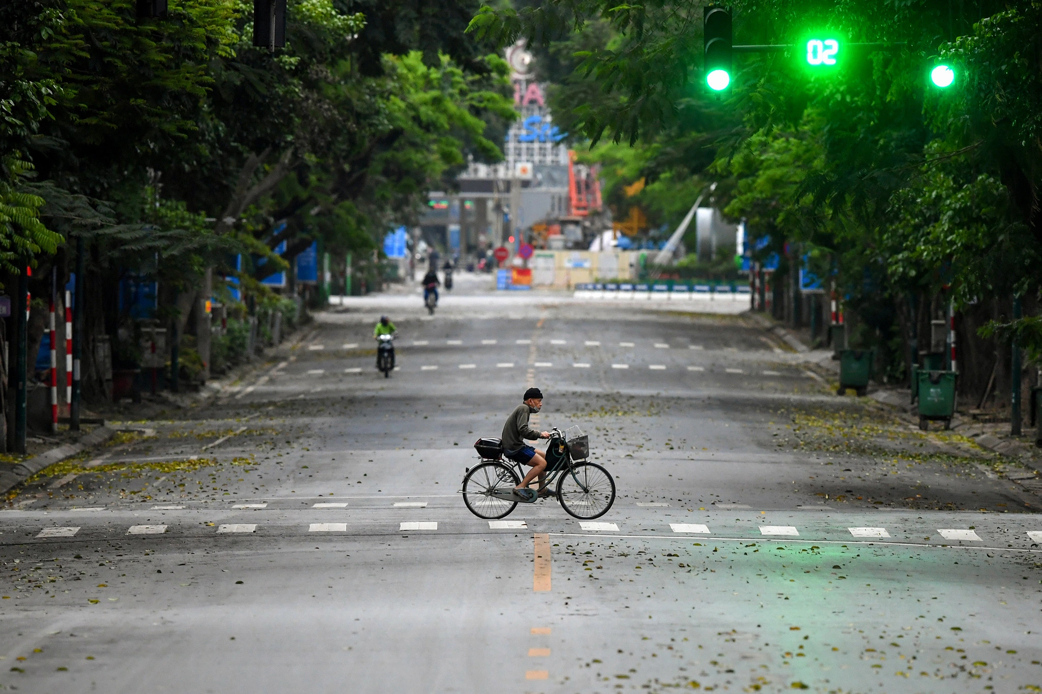 Hình ảnh đường phố Hà Nội vắng lặng trong ngày thứ 5 thực hiện cách ly xã hội - Ảnh 21.