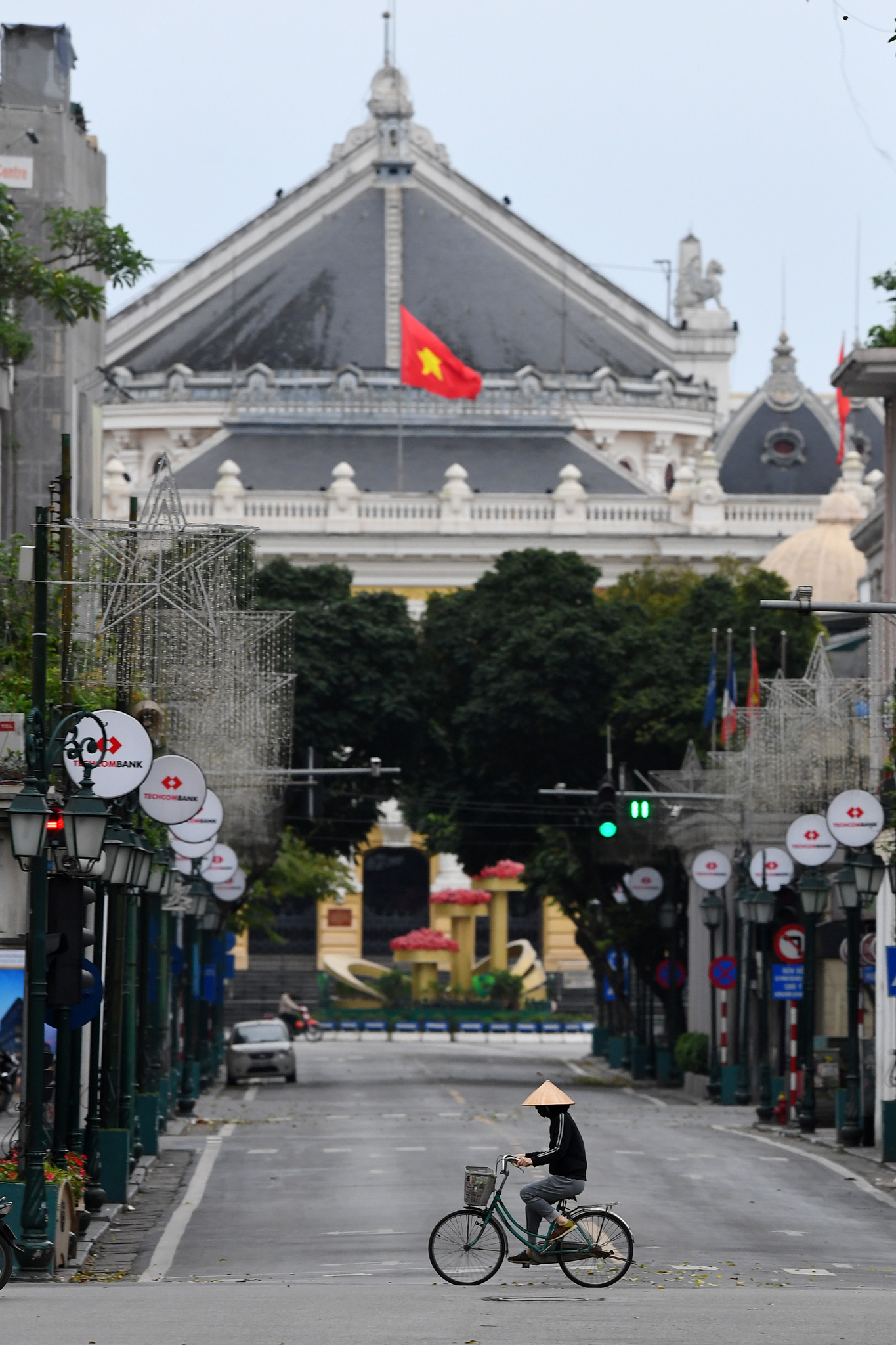 Hình ảnh đường phố Hà Nội vắng lặng trong ngày thứ 5 thực hiện cách ly xã hội - Ảnh 2.