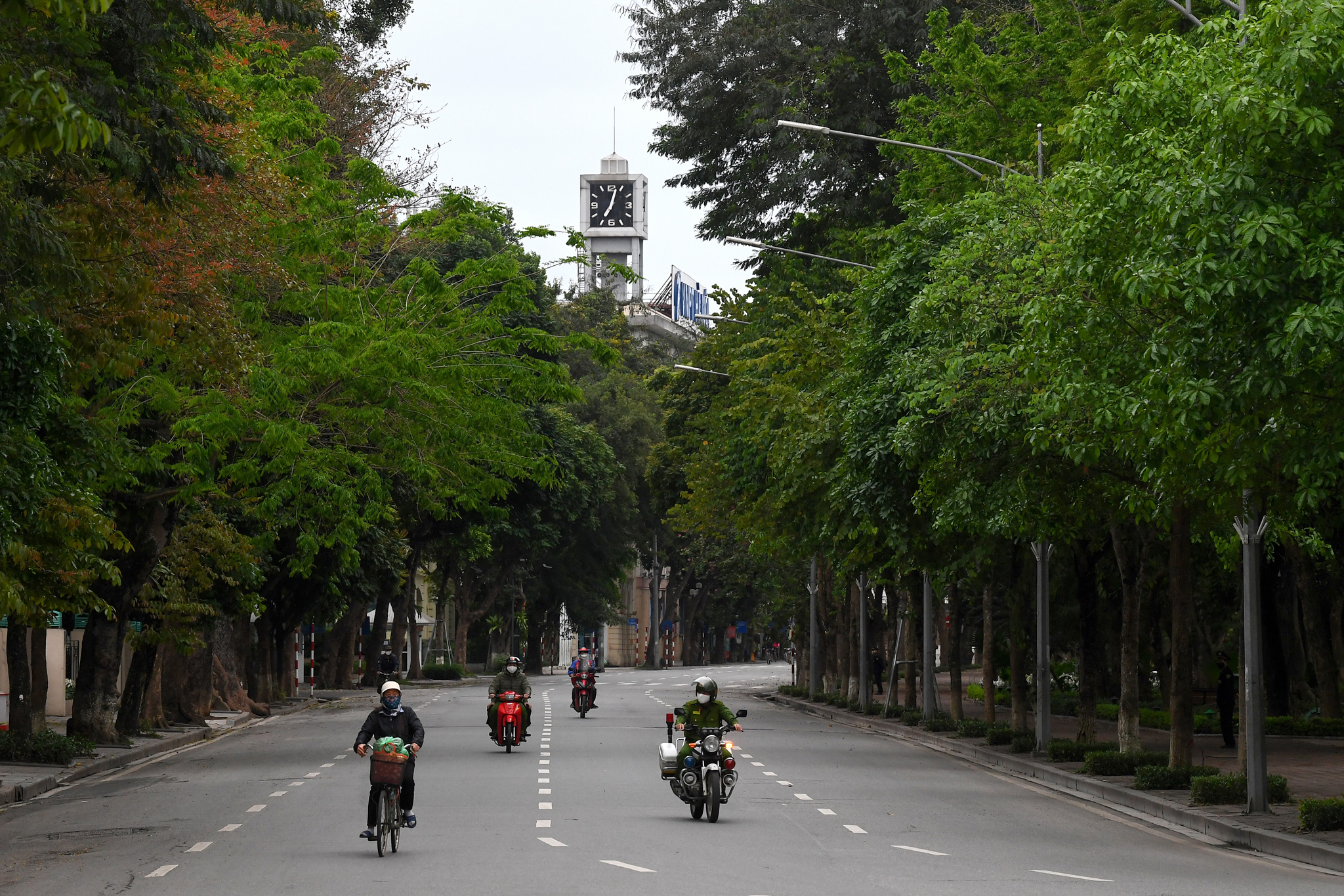 Hình ảnh đường phố Hà Nội vắng lặng trong ngày thứ 5 thực hiện cách ly xã hội - Ảnh 4.