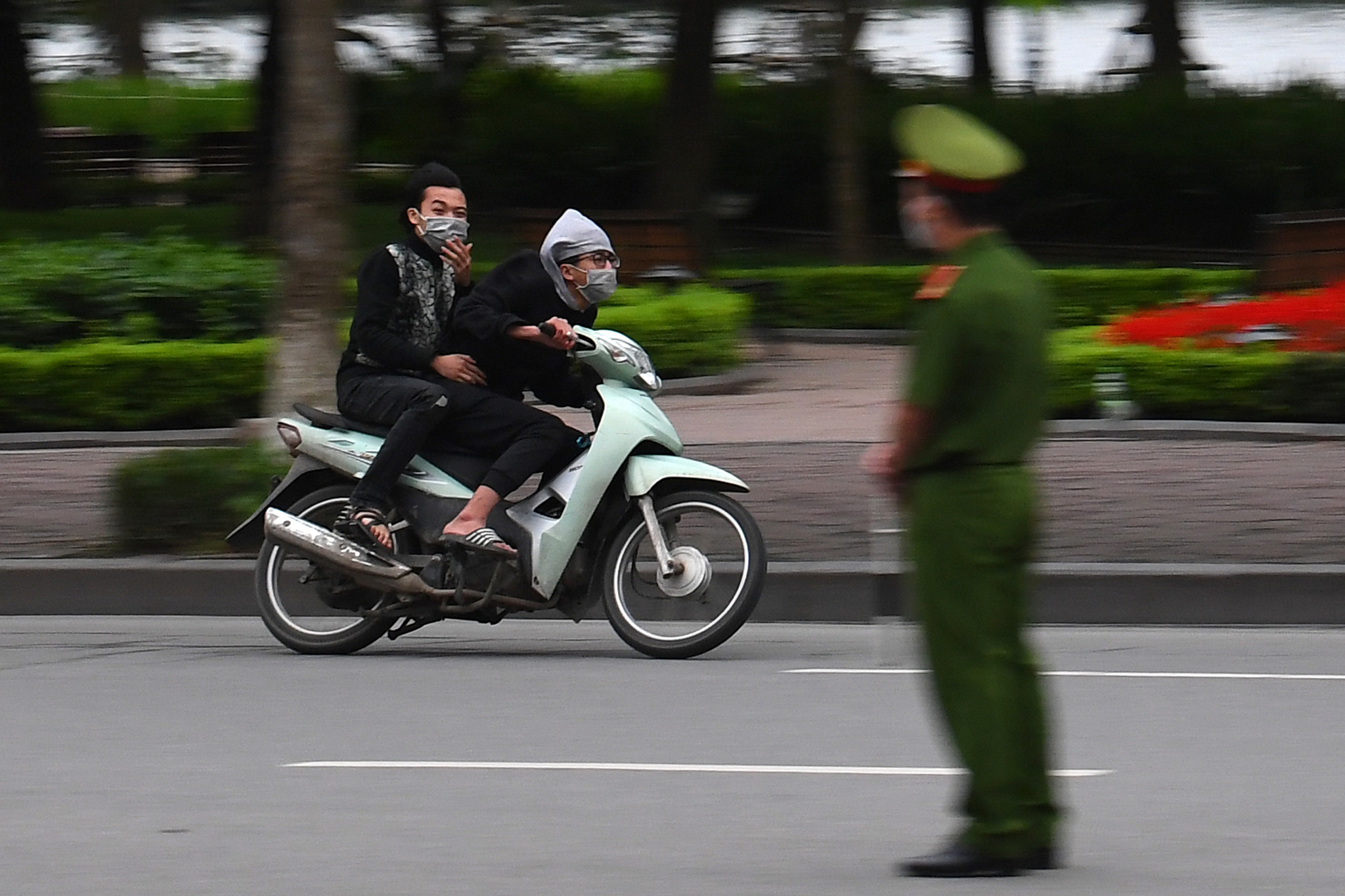 Hình ảnh đường phố Hà Nội vắng lặng trong ngày thứ 5 thực hiện cách ly xã hội - Ảnh 19.
