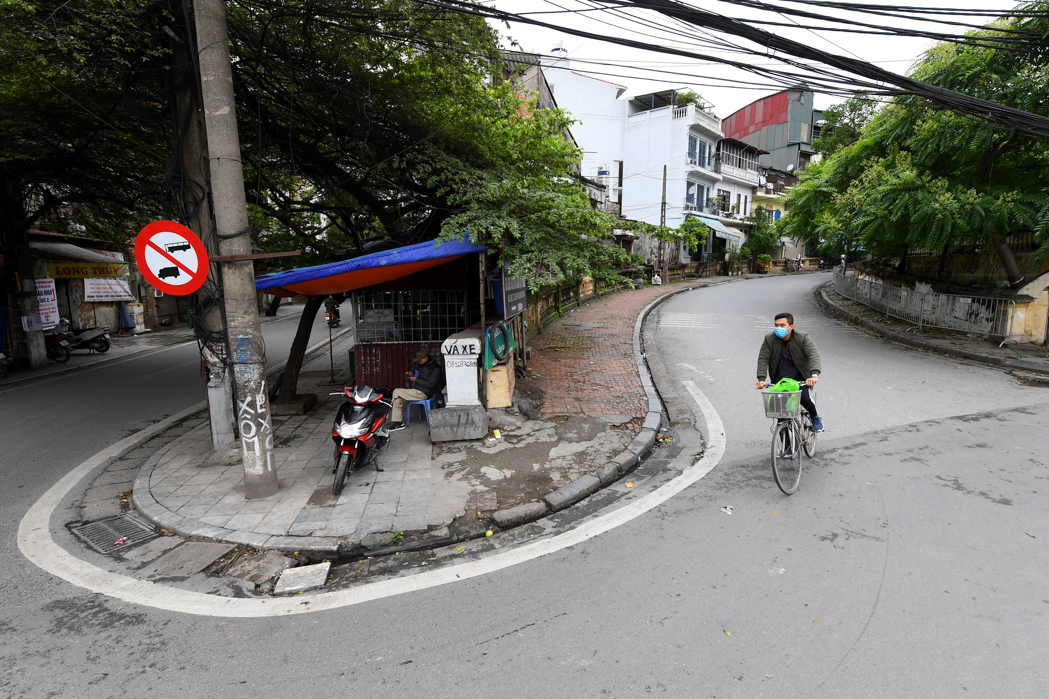 Hình ảnh đường phố Hà Nội vắng lặng trong ngày thứ 5 thực hiện cách ly xã hội - Ảnh 15.