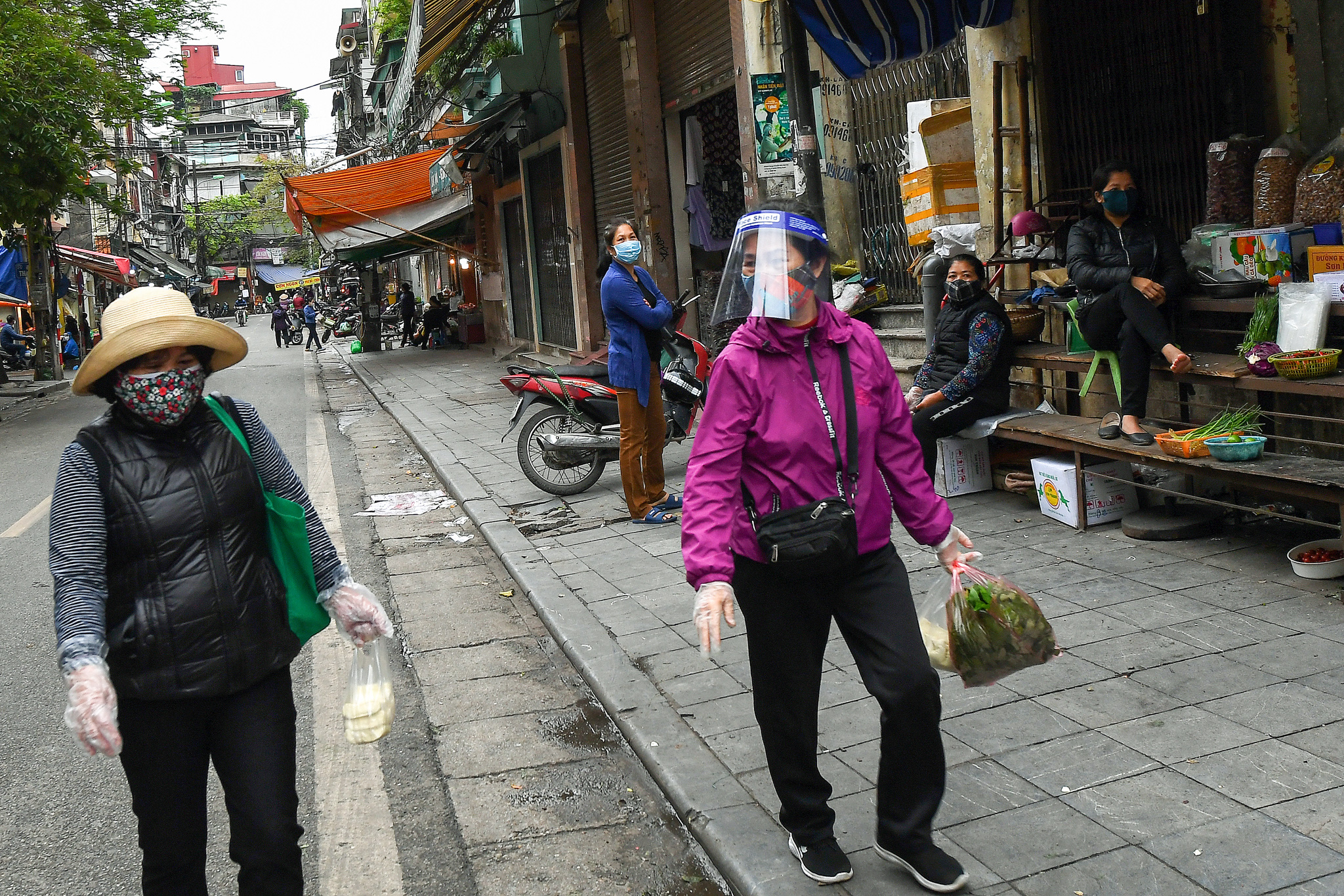 Hình ảnh đường phố Hà Nội vắng lặng trong ngày thứ 5 thực hiện cách ly xã hội - Ảnh 11.
