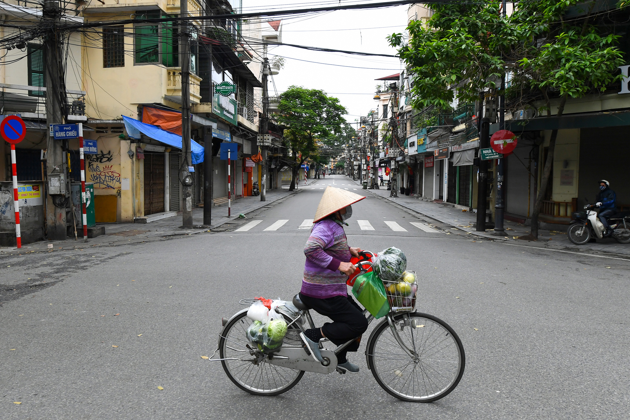 Hình ảnh đường phố Hà Nội vắng lặng trong ngày thứ 5 thực hiện cách ly xã hội - Ảnh 12.