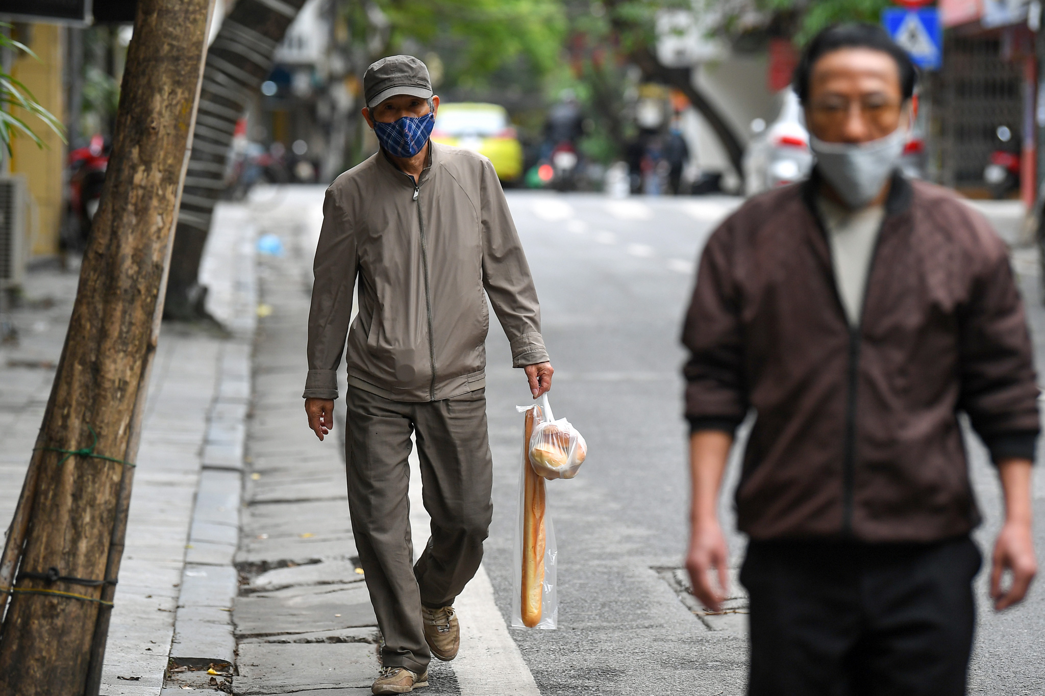 Hình ảnh đường phố Hà Nội vắng lặng trong ngày thứ 5 thực hiện cách ly xã hội - Ảnh 13.