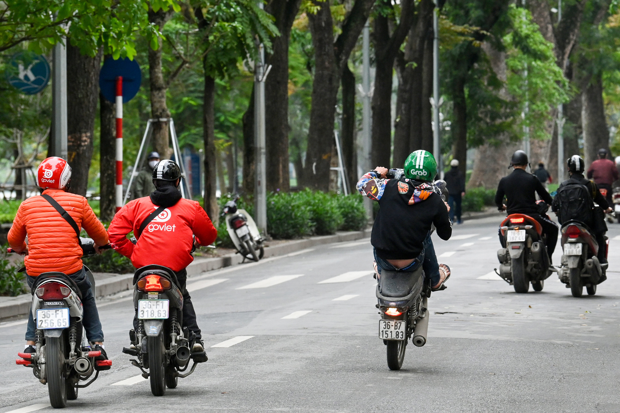Hình ảnh đường phố Hà Nội vắng lặng trong ngày thứ 5 thực hiện cách ly xã hội - Ảnh 20.
