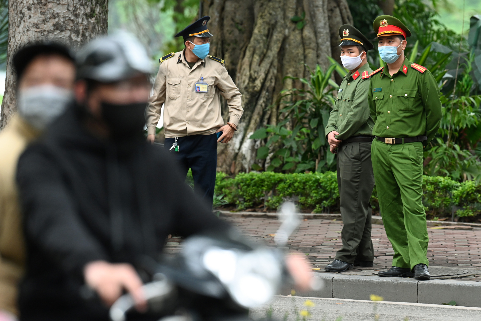 Hình ảnh đường phố Hà Nội vắng lặng trong ngày thứ 5 thực hiện cách ly xã hội - Ảnh 5.