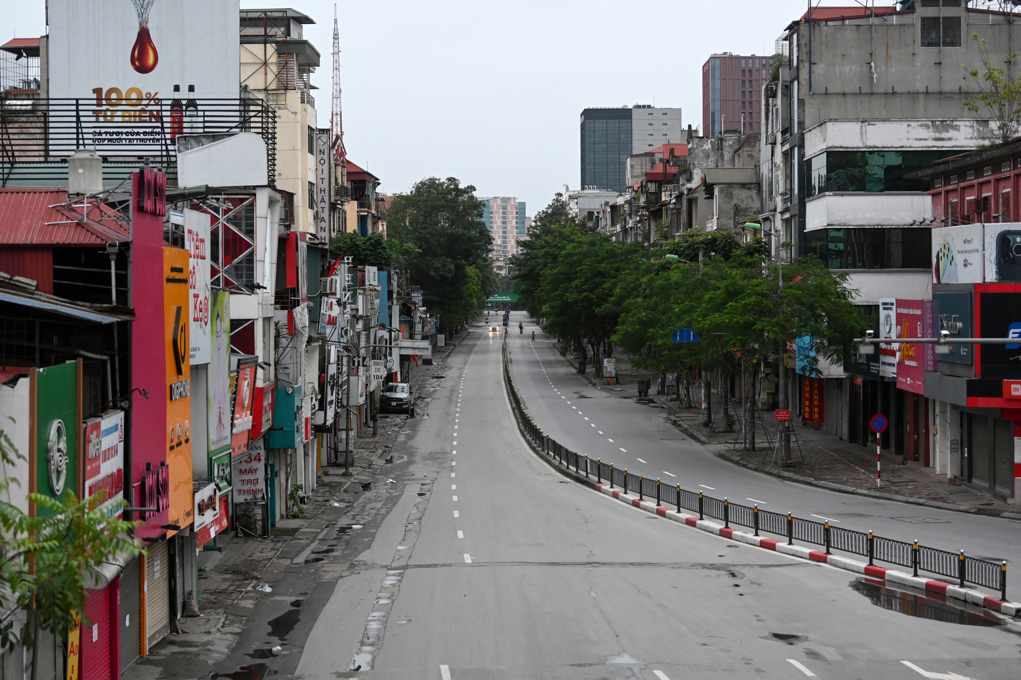 Hình ảnh đường phố Hà Nội vắng lặng trong ngày thứ 5 thực hiện cách ly xã hội - Ảnh 1.