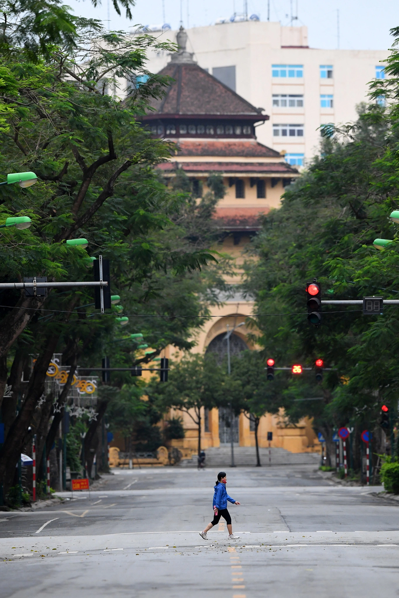 Hình ảnh đường phố Hà Nội vắng lặng trong ngày thứ 5 thực hiện cách ly xã hội - Ảnh 8.