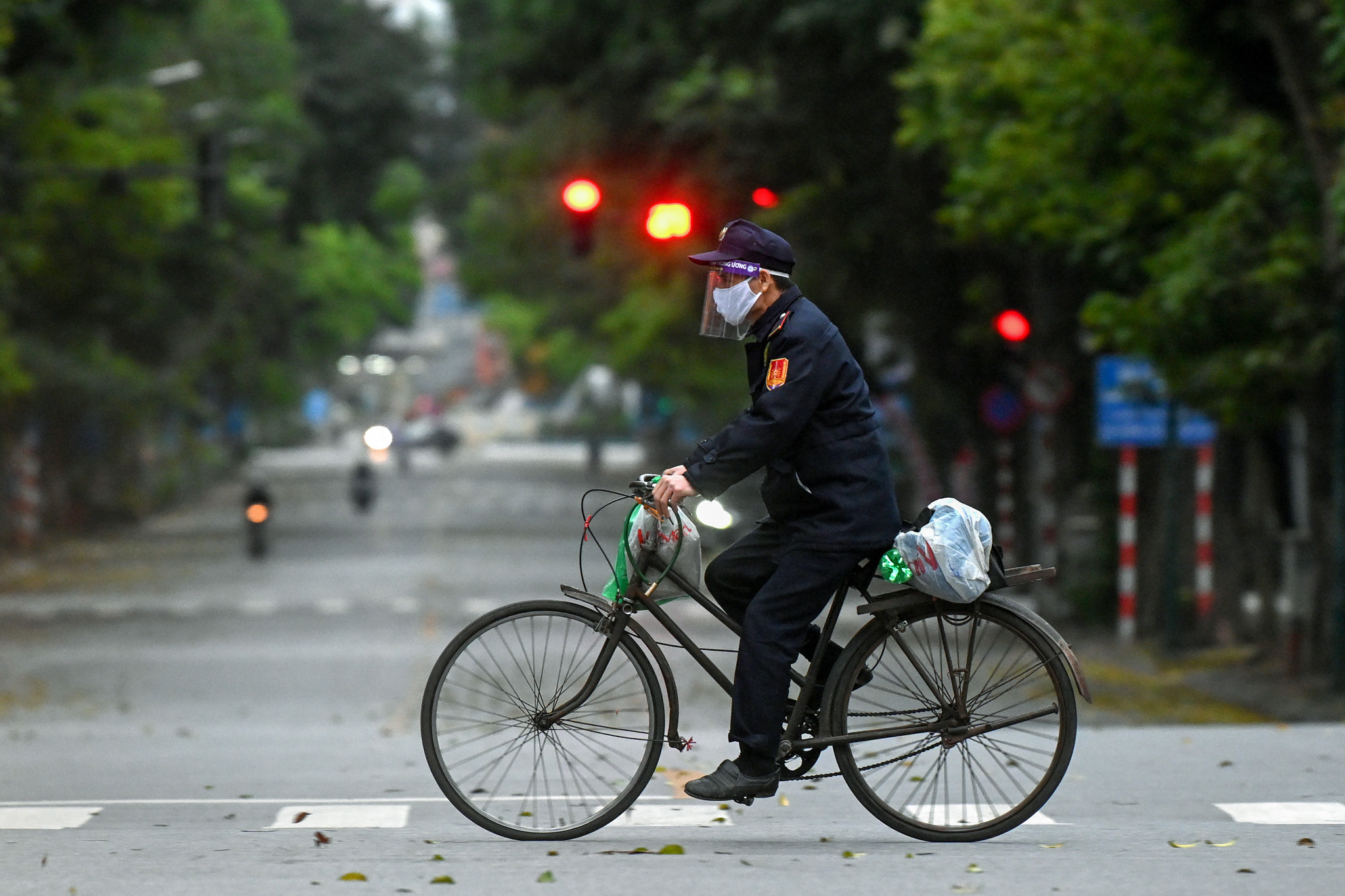 Hình ảnh đường phố Hà Nội vắng lặng trong ngày thứ 5 thực hiện cách ly xã hội - Ảnh 3.