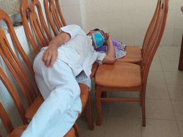 Thân phận đặc biệt của bác sĩ truyền nhiễm trong thời dịch: Đồng nghiệp né, cả tháng không được về nhà - Ảnh 1.