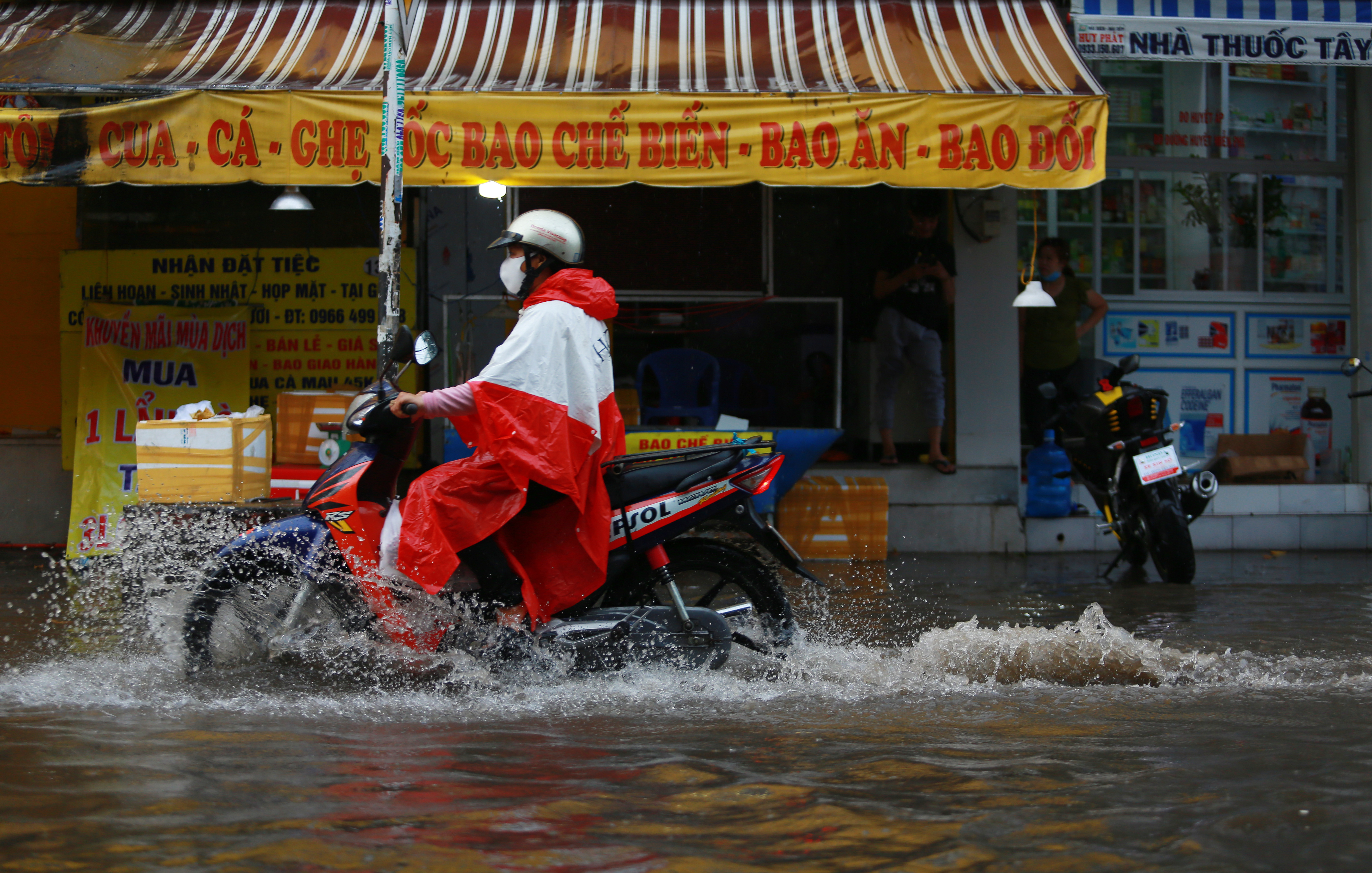 Đường Sài Gòn ngập sâu sau cơn mưa lớn giải nhiệt kéo dài 30 phút - Ảnh 5.