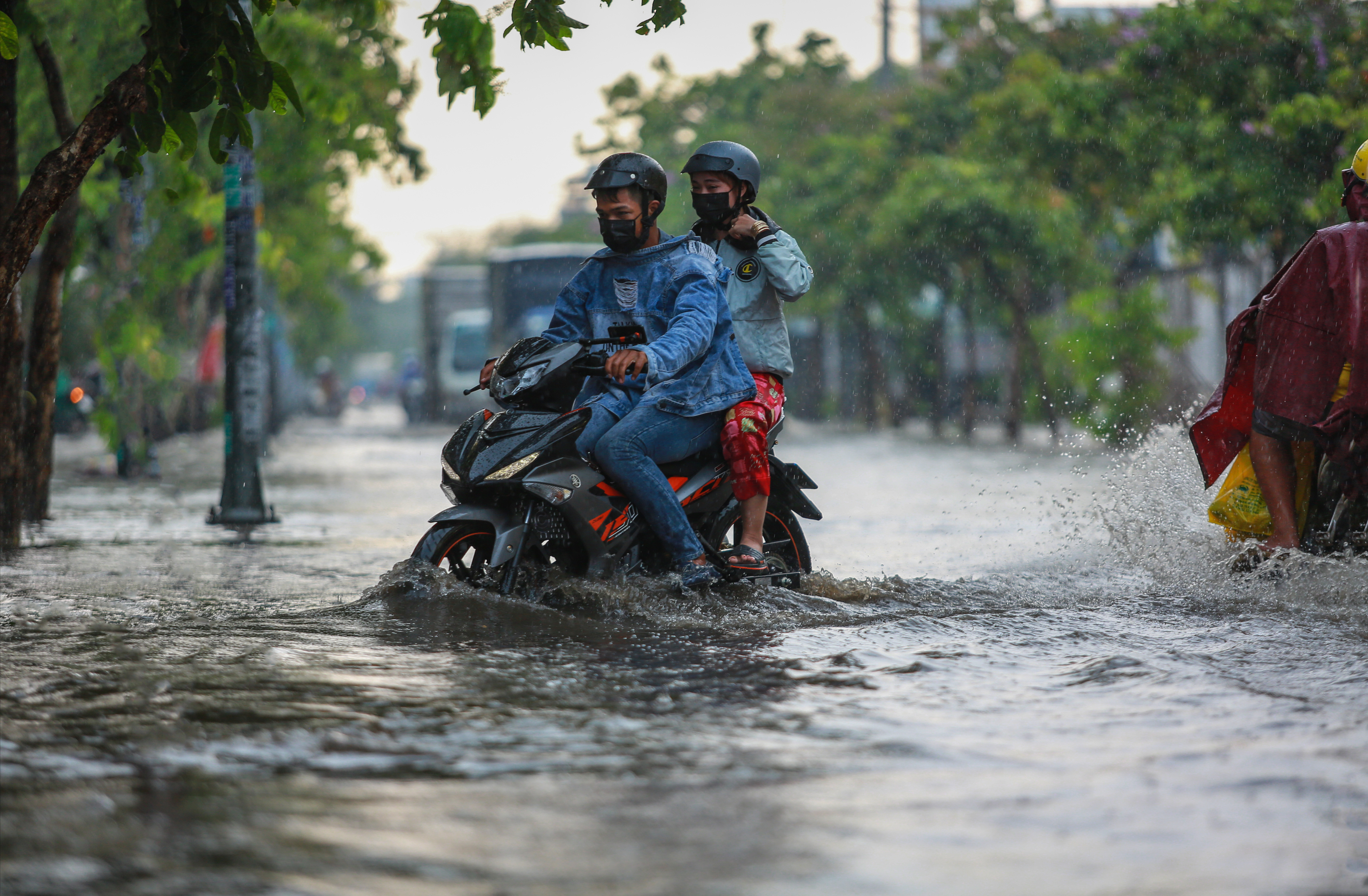 Đường Sài Gòn ngập sâu sau cơn mưa lớn giải nhiệt kéo dài 30 phút - Ảnh 3.