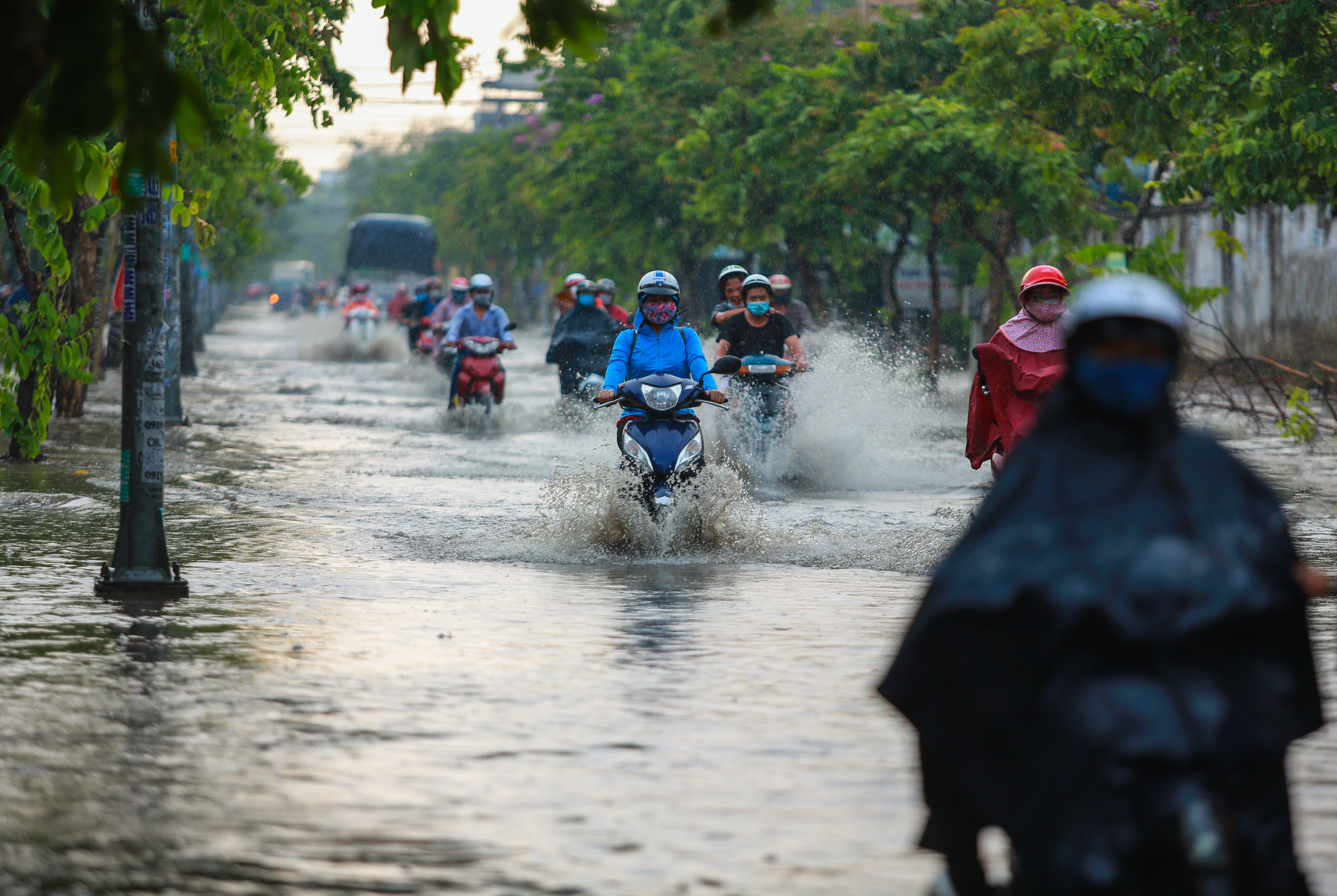 Đường Sài Gòn ngập sâu sau cơn mưa lớn giải nhiệt kéo dài 30 phút - Ảnh 10.