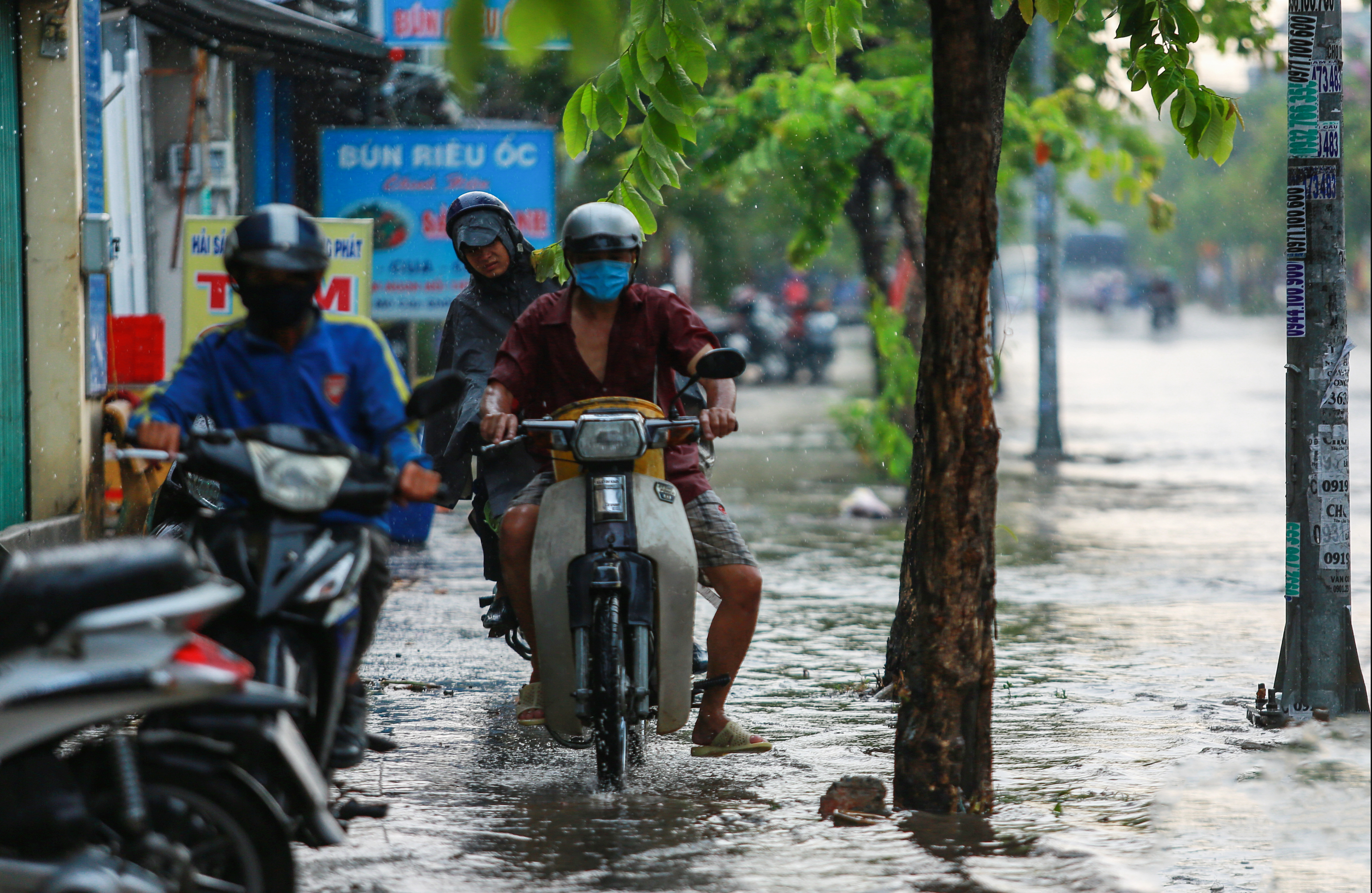 Đường Sài Gòn ngập sâu sau cơn mưa lớn giải nhiệt kéo dài 30 phút - Ảnh 9.