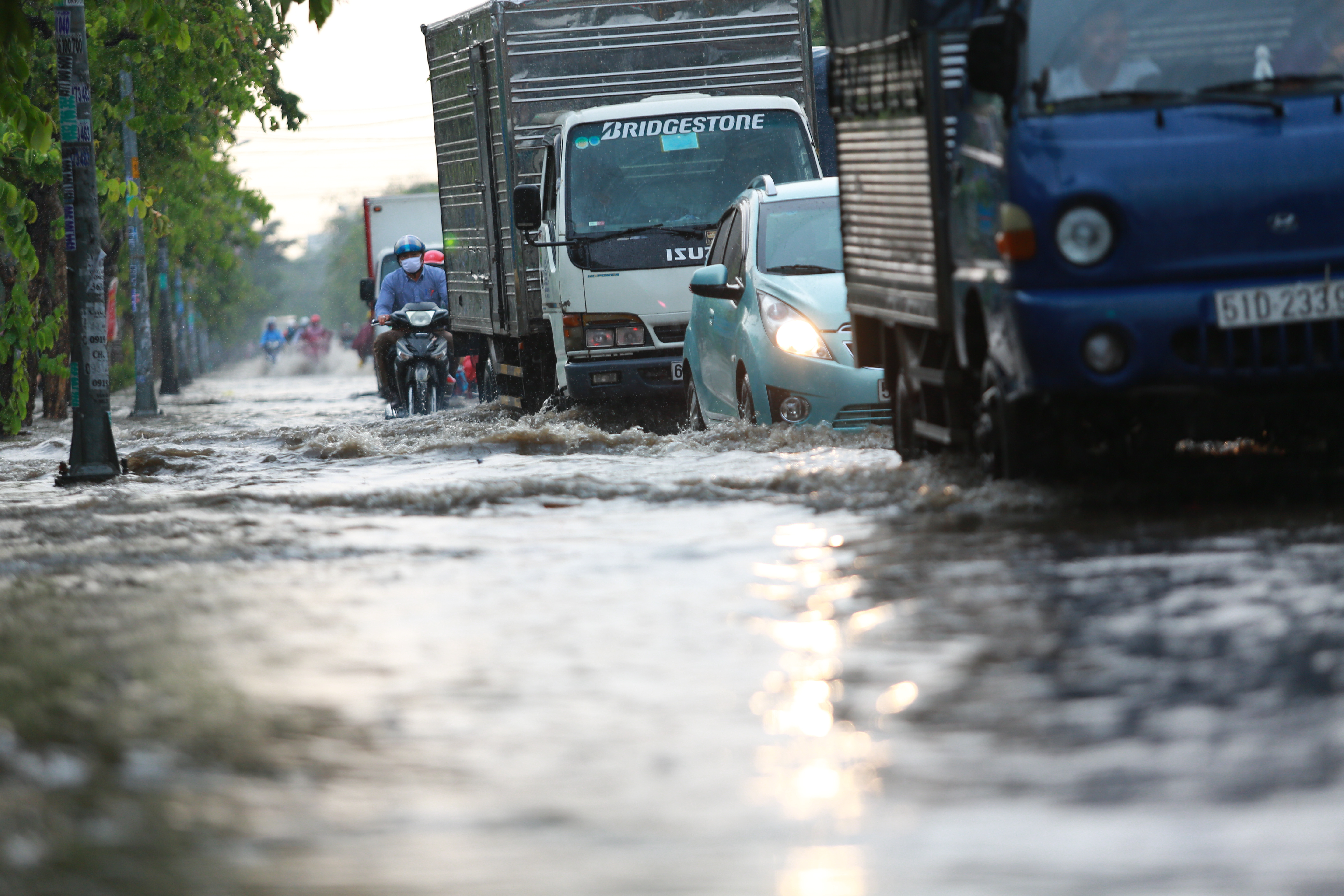 Đường Sài Gòn ngập sâu sau cơn mưa lớn giải nhiệt kéo dài 30 phút - Ảnh 6.
