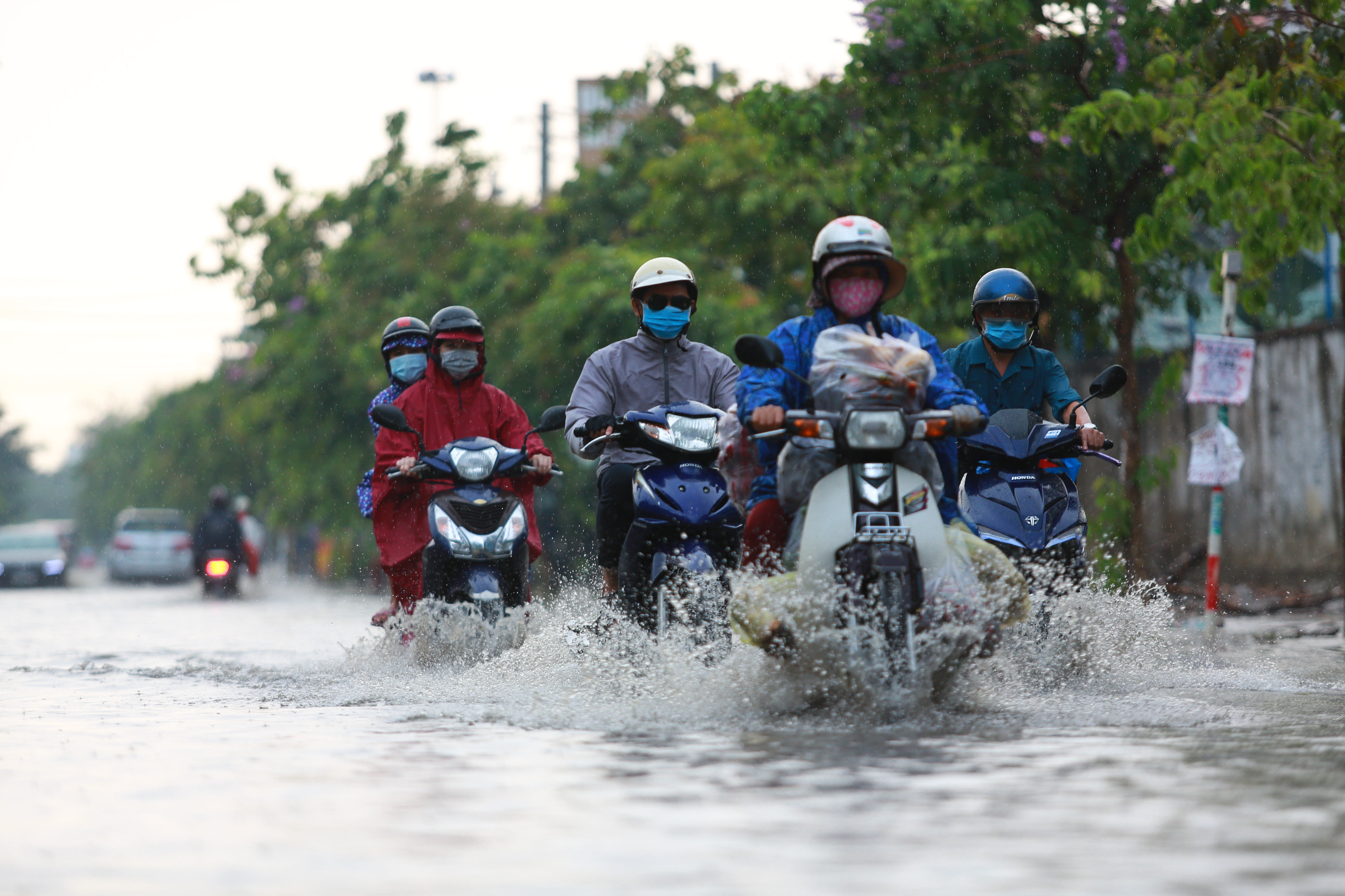 Đường Sài Gòn ngập sâu sau cơn mưa lớn giải nhiệt kéo dài 30 phút - Ảnh 7.