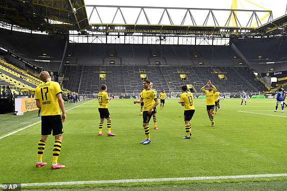 Tạm quên nỗi lo Covid-19, Dortmund nghiền nát Schalke 04 trong trận derby kỳ lạ bậc nhất lịch sử - Ảnh 2.