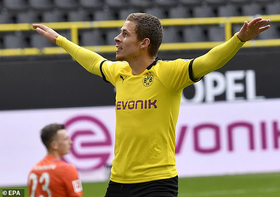 Tạm quên nỗi lo Covid-19, Dortmund nghiền nát Schalke 04 trong trận derby kỳ lạ bậc nhất lịch sử - Ảnh 5.