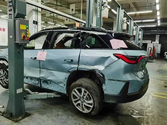 Xe điện Trung Quốc vừa mua 1 tháng đã nổ cả cặp lốp gây tai nạn, nạn nhân tuyên bố: Chắc chắn có vấn đề về chất lượng! - Ảnh 3.
