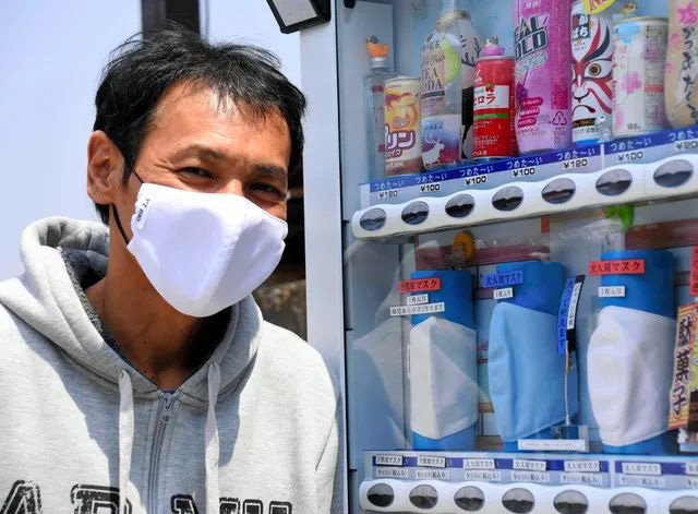 Đối phó với nắng nóng, người Nhật sáng chế ra khẩu trang đóng băng - Ảnh 1.