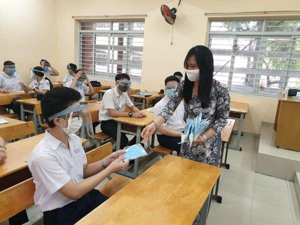 Học sinh đi học có cần đeo nón tấm chắn? - Ảnh 2.