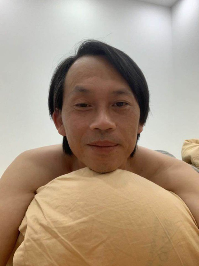 Hé lộ cuộc sống cách ly suốt ba tháng của Hoài Linh trong đền thờ Tổ, làm nông tới mức da đen sạm - Ảnh 1.
